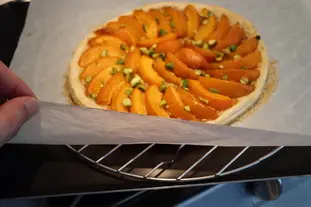 Crisp apricot and pistachio tart : etape 25
